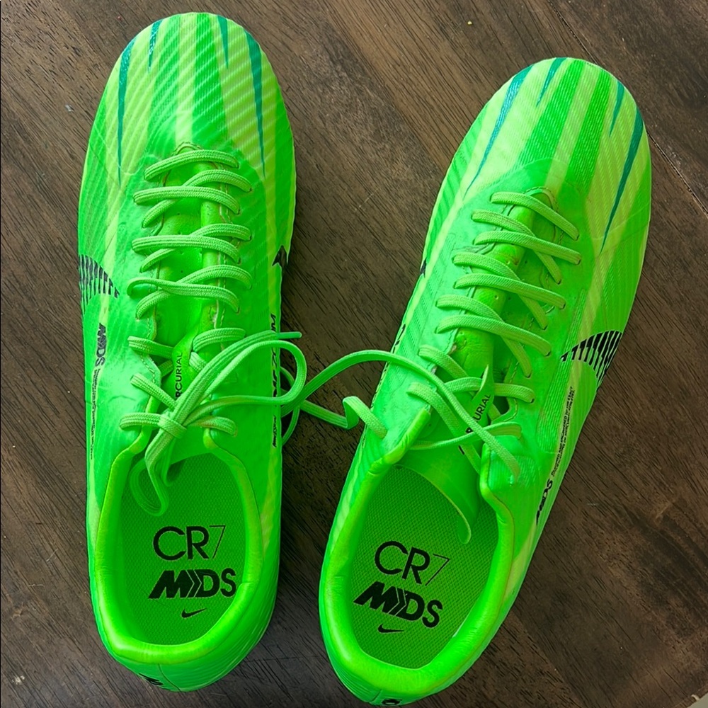 Nike Green Sneakers with Modern Silhouette